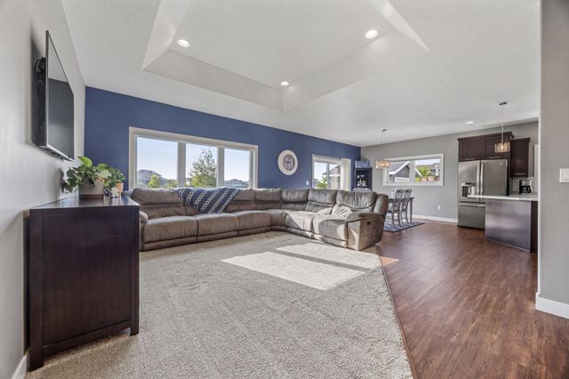 5932 Autumn Drive S, Fargo, ND 58104