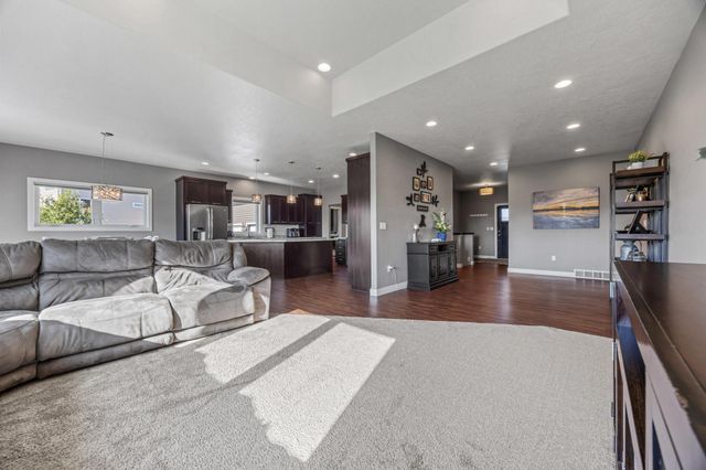 5932 Autumn Drive S, Fargo, ND 58104