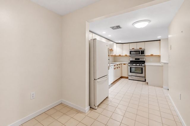 321 Place Ln 321, Woburn, MA 01801
