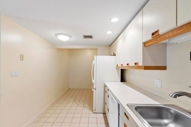 321 Place Ln 321, Woburn, MA 01801