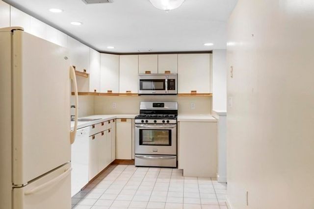 321 Place Ln 321, Woburn, MA 01801