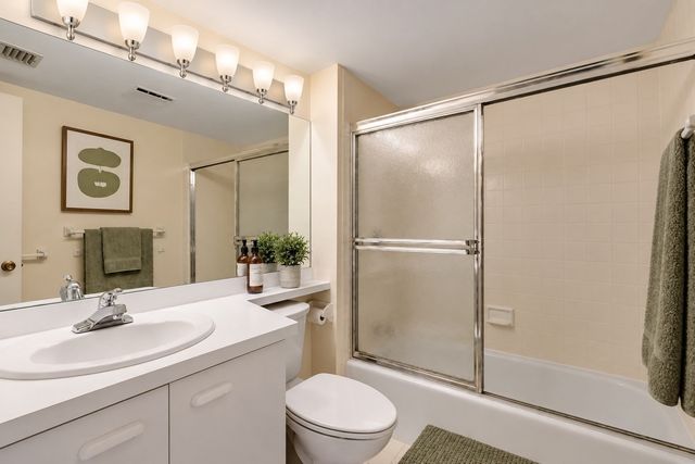 321 Place Ln 321, Woburn, MA 01801