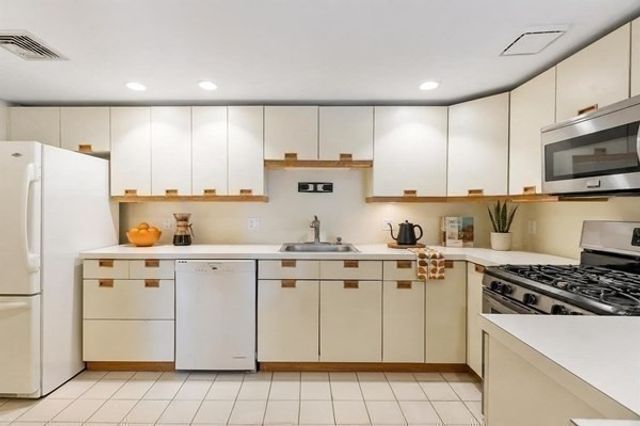 321 Place Ln 321, Woburn, MA 01801