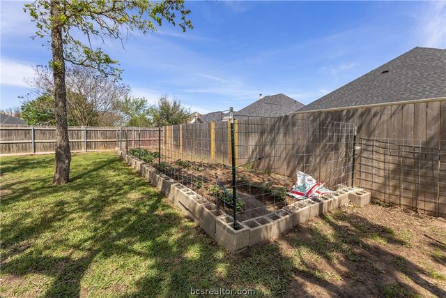 907 Plainfield Court, College Station, TX 77845