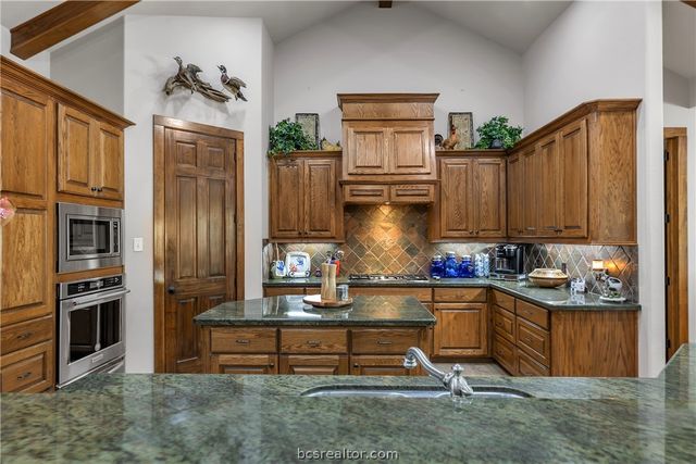 907 Plainfield Court, College Station, TX 77845
