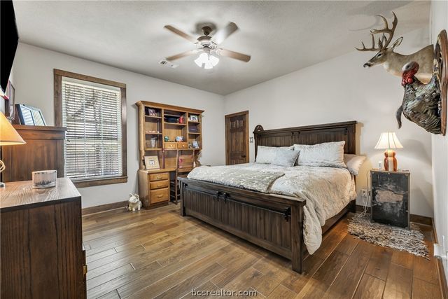 907 Plainfield Court, College Station, TX 77845