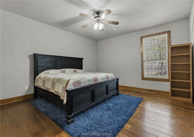 907 Plainfield Court, College Station, TX 77845
