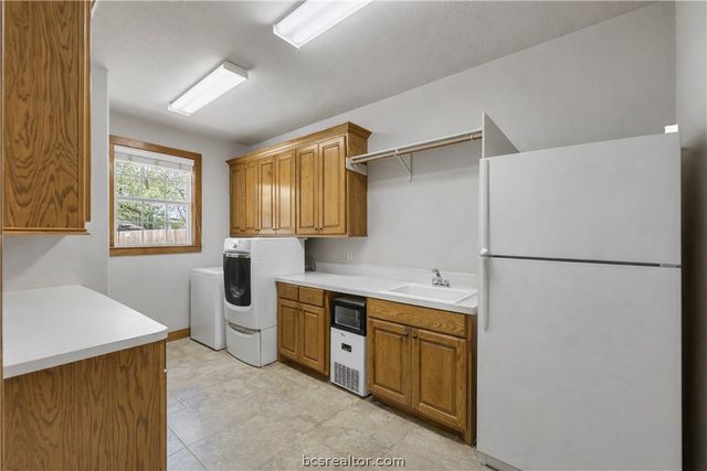 907 Plainfield Court, College Station, TX 77845