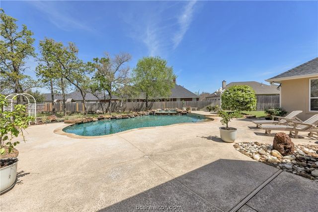 907 Plainfield Court, College Station, TX 77845