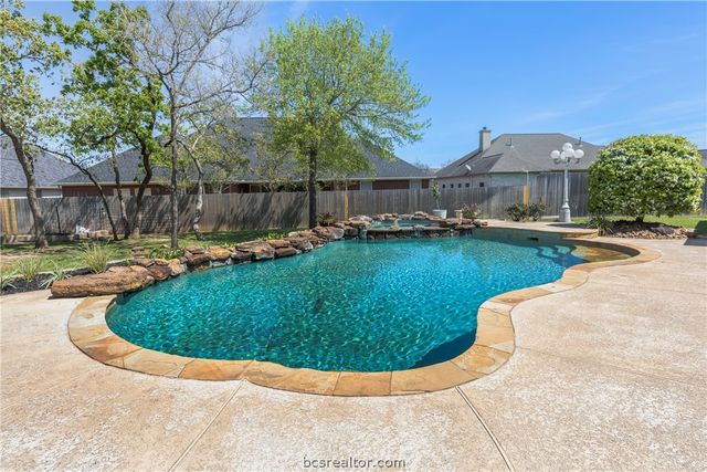 907 Plainfield Court, College Station, TX 77845