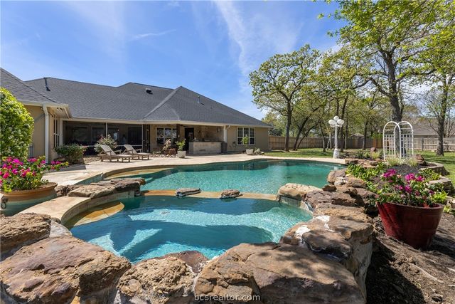 907 Plainfield Court, College Station, TX 77845