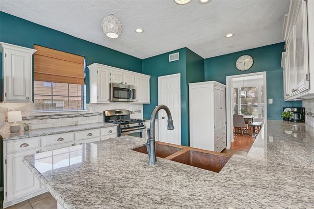 1807 N Mission Circle, Friendswood, TX 77546