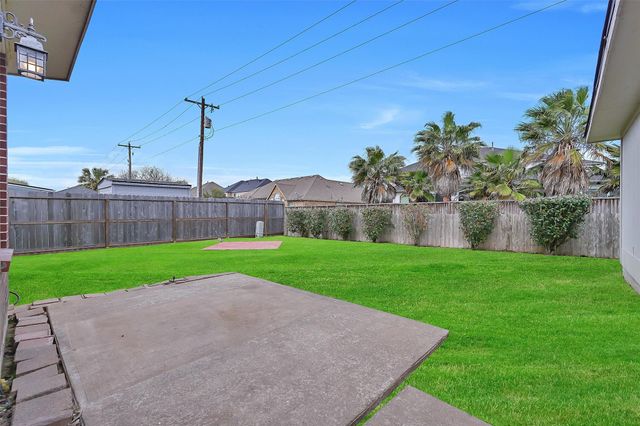 1807 N Mission Circle, Friendswood, TX 77546