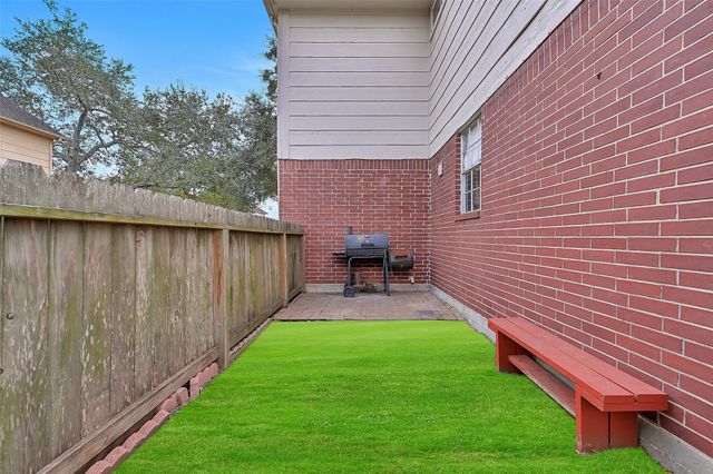 1807 N Mission Circle, Friendswood, TX 77546