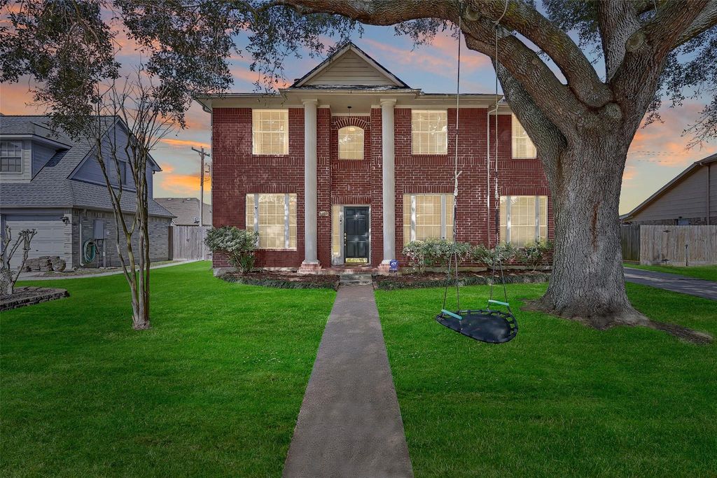 1807 N Mission Circle, Friendswood, TX 77546