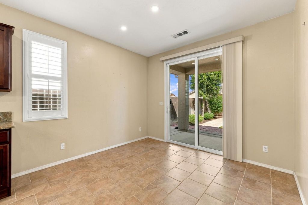 Image 10 of property listing at 1556 Bellflower St, Kingsburg, CA 93631