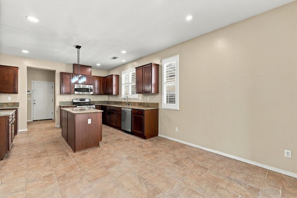 Image 11 of property listing at 1556 Bellflower St, Kingsburg, CA 93631