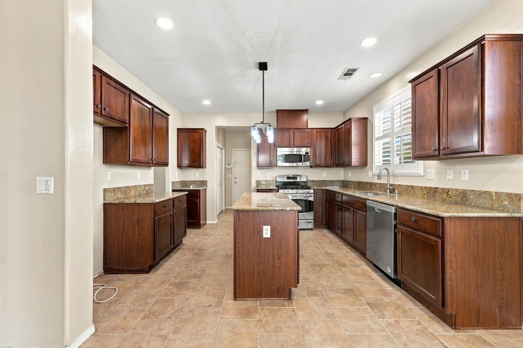 Image 12 of property listing at 1556 Bellflower St, Kingsburg, CA 93631