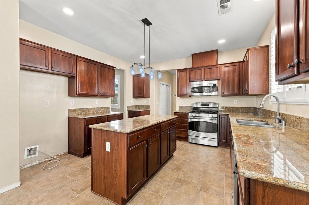 Image 13 of property listing at 1556 Bellflower St, Kingsburg, CA 93631