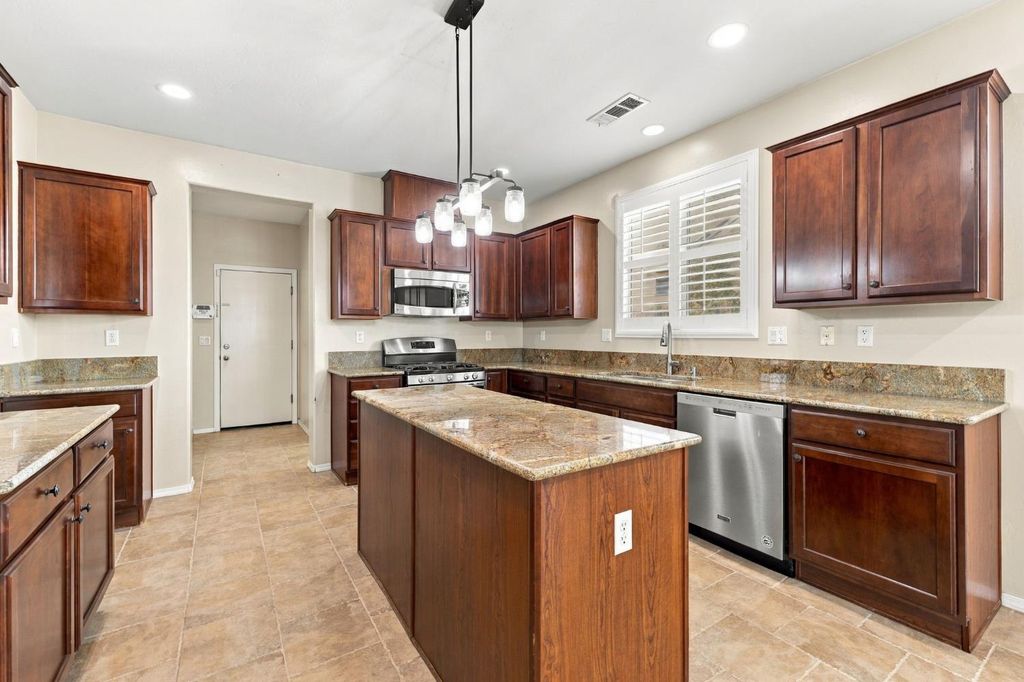 Image 14 of property listing at 1556 Bellflower St, Kingsburg, CA 93631