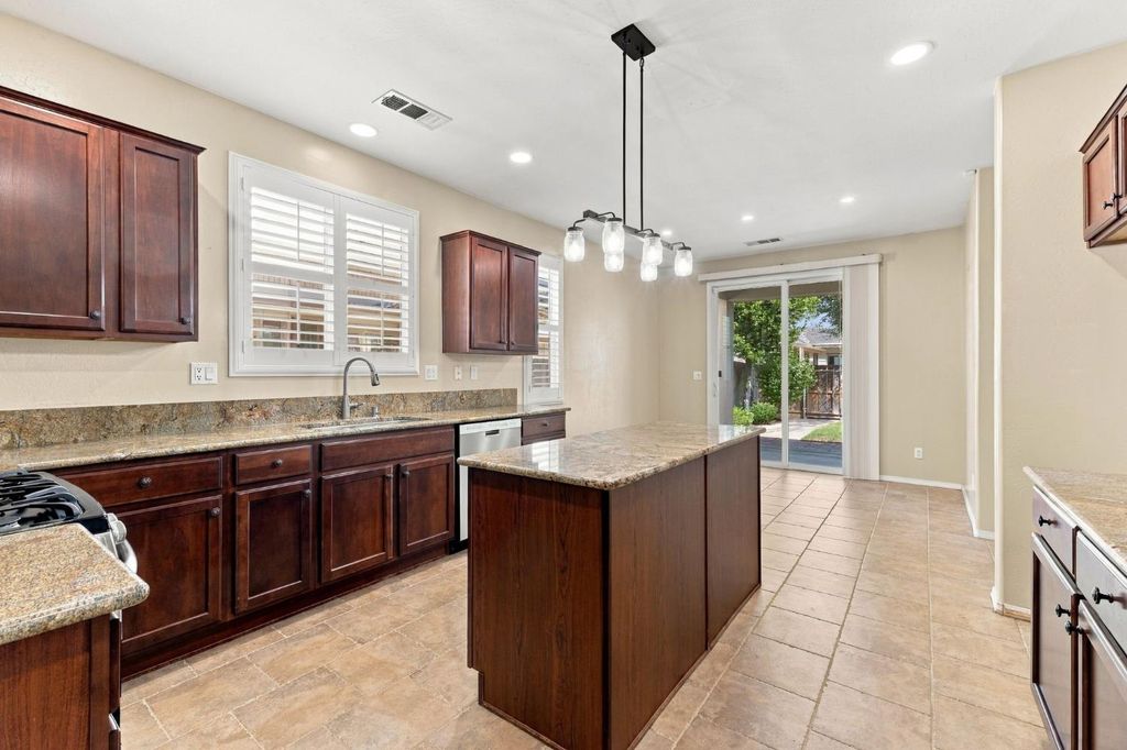 Image 15 of property listing at 1556 Bellflower St, Kingsburg, CA 93631