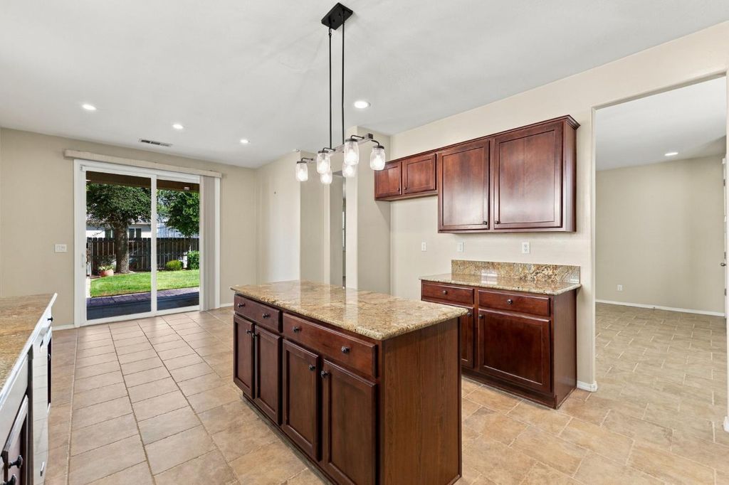 Image 16 of property listing at 1556 Bellflower St, Kingsburg, CA 93631