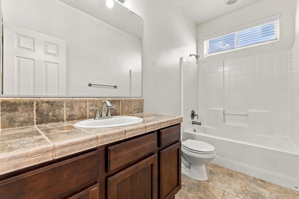 Image 22 of property listing at 1556 Bellflower St, Kingsburg, CA 93631