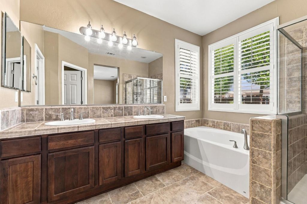 Image 28 of property listing at 1556 Bellflower St, Kingsburg, CA 93631