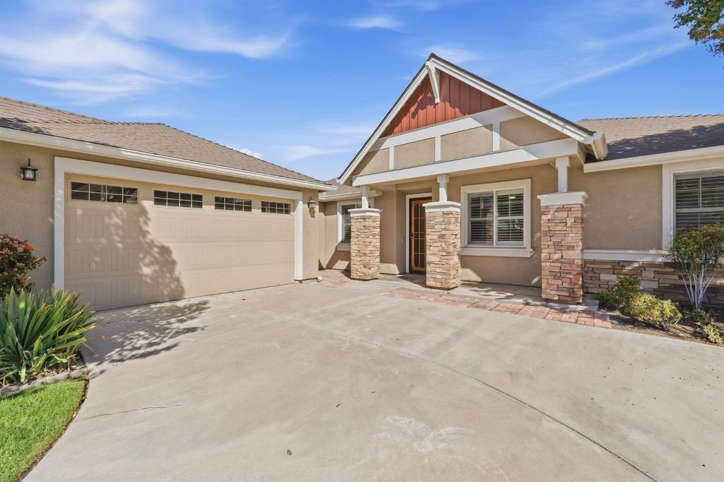 Image 3 of property listing at 1556 Bellflower St, Kingsburg, CA 93631
