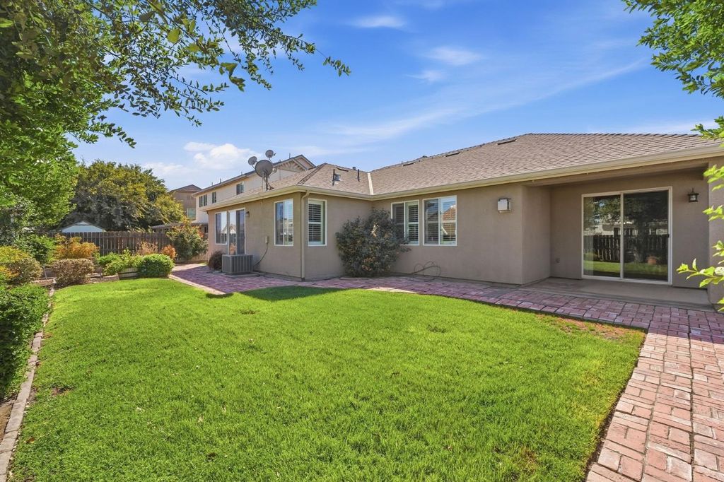 Image 31 of property listing at 1556 Bellflower St, Kingsburg, CA 93631