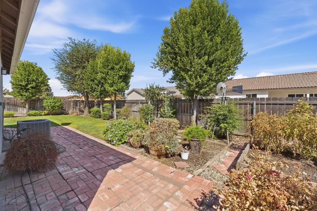 Image 32 of property listing at 1556 Bellflower St, Kingsburg, CA 93631