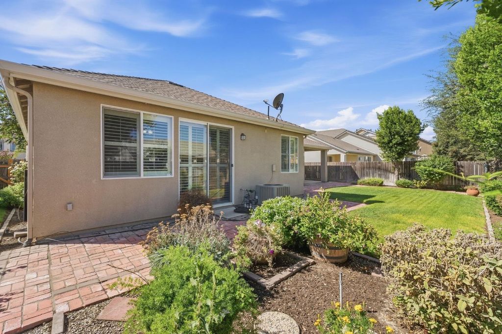 Image 33 of property listing at 1556 Bellflower St, Kingsburg, CA 93631