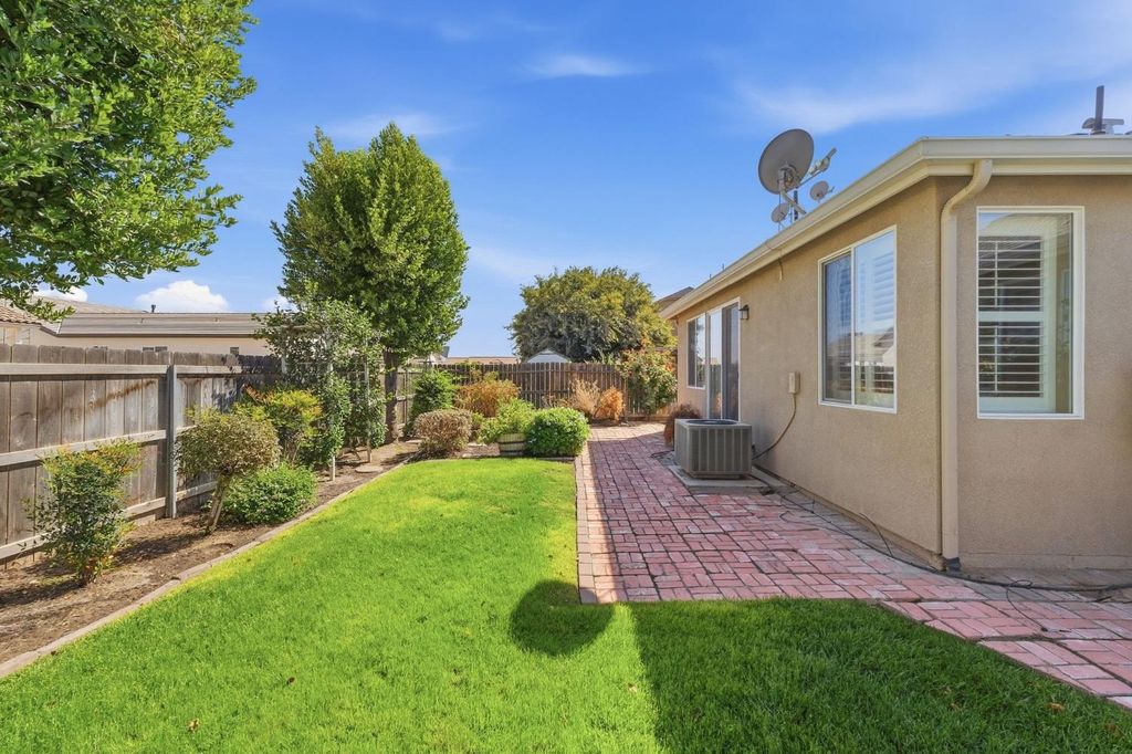 Image 35 of property listing at 1556 Bellflower St, Kingsburg, CA 93631