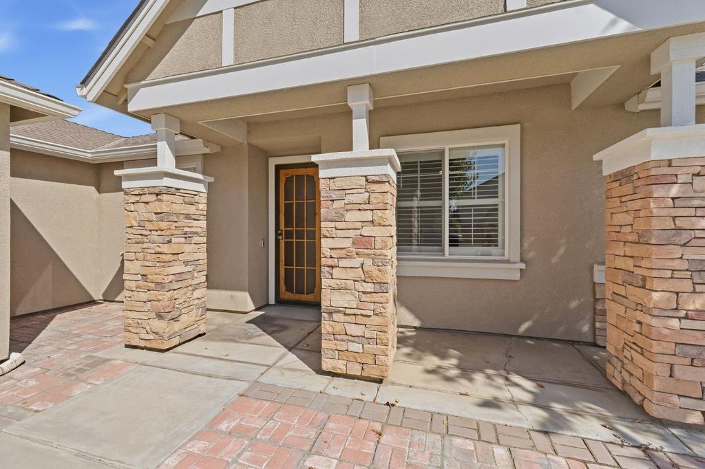 Image 4 of property listing at 1556 Bellflower St, Kingsburg, CA 93631