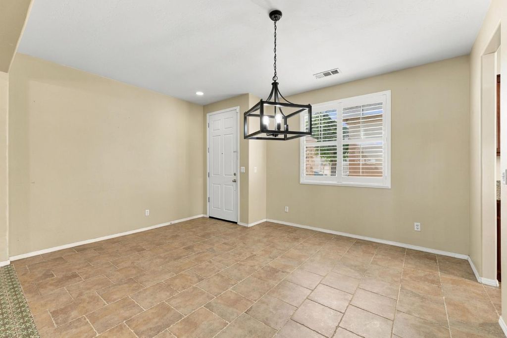 Image 5 of property listing at 1556 Bellflower St, Kingsburg, CA 93631