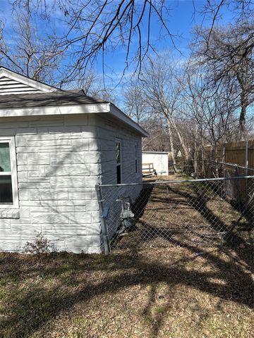 542 S Redford Lane, White Settlement, TX 76108