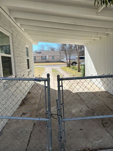 542 S Redford Lane, White Settlement, TX 76108