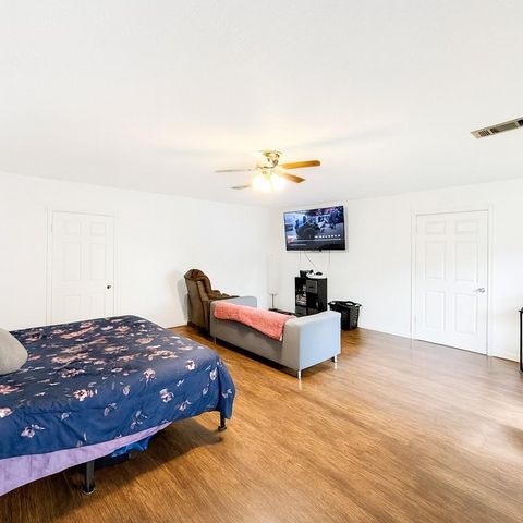 1720 17th Avenue N, Texas City, TX 77590