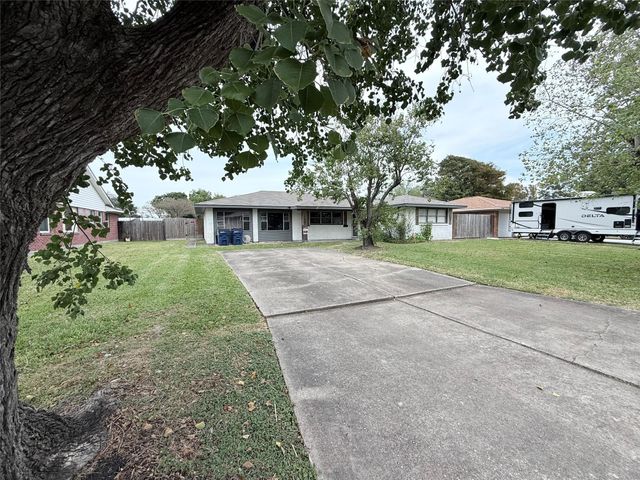 1720 17th Avenue N, Texas City, TX 77590