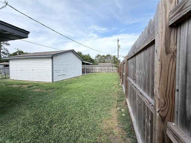 1720 17th Avenue N, Texas City, TX 77590