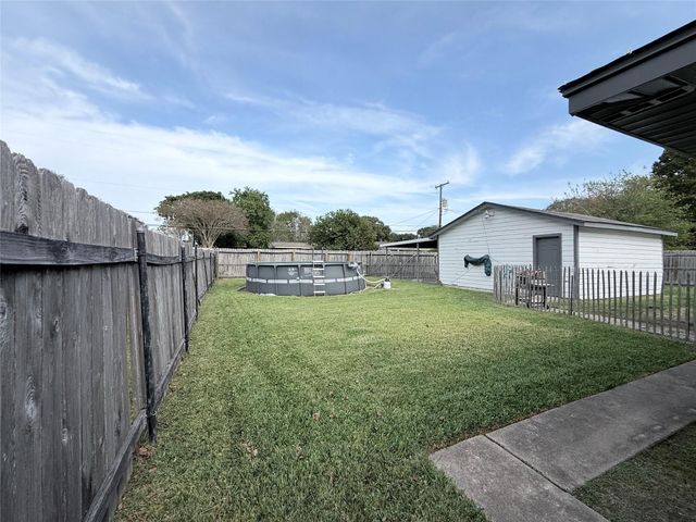 1720 17th Avenue N, Texas City, TX 77590