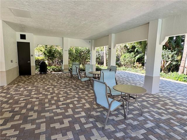 8984 Madrid CIR, Naples, FL 34104