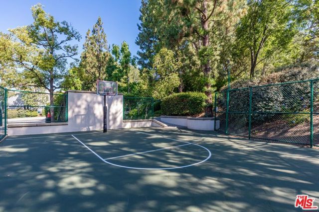 11714 Folkstone Lane, Los Angeles, CA 90077