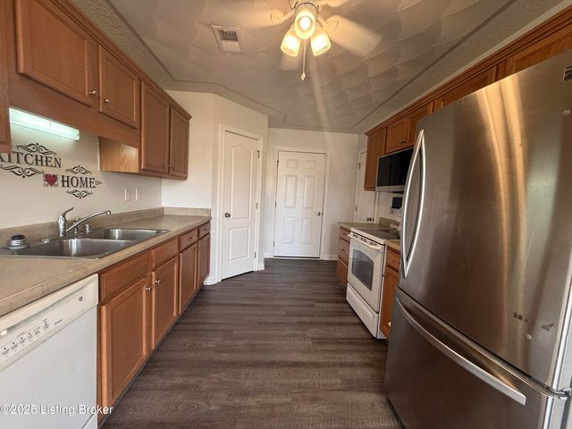 121 Danbrook Ct, Radcliff, KY 40160