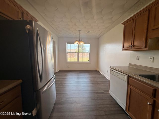 121 Danbrook Ct, Radcliff, KY 40160