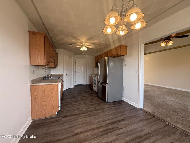 121 Danbrook Ct, Radcliff, KY 40160