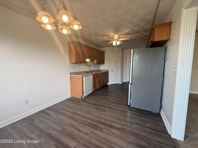 121 Danbrook Ct, Radcliff, KY 40160