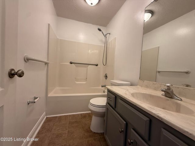 121 Danbrook Ct, Radcliff, KY 40160