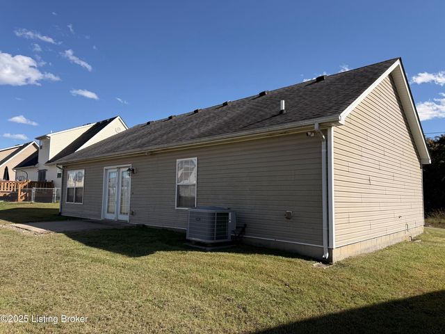 121 Danbrook Ct, Radcliff, KY 40160