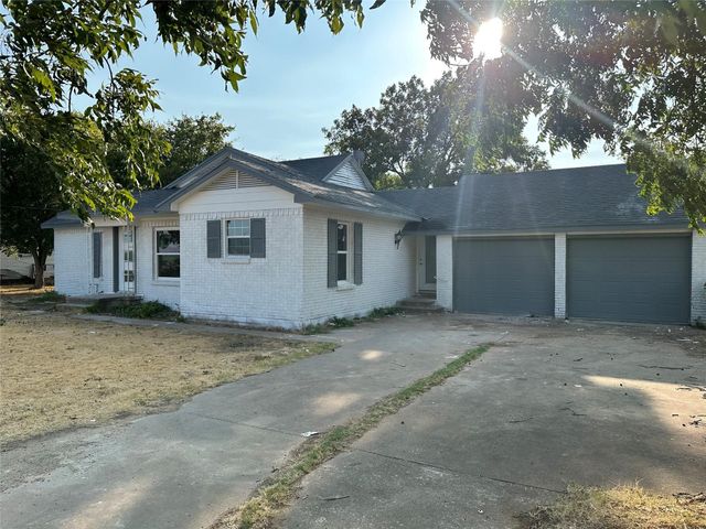 909 Jerry Mashek Drive, West, TX 76691